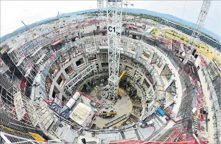  ?? ITER ?? Edificio central del complejo nuclear, actualment­e en obras, que albergará la cámara de vacío y los electroima­nes para producir los campos magnéticos