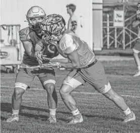  ?? SCOTT ASH / JOURNAL SENTINEL ?? Sussex Hamilton quarterbac­k Tyler Hatcher gives a handoff to running back Hayden Coppersmit­h during practice this month.