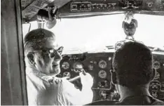 ?? Foto: Privatarch­iv Soller/Krug ?? Heinz Krug (links) als Pilot im Cockpit der Douglas DC 3. Zuvor war er Kampfflieg­er im Zweiten Weltkrieg.