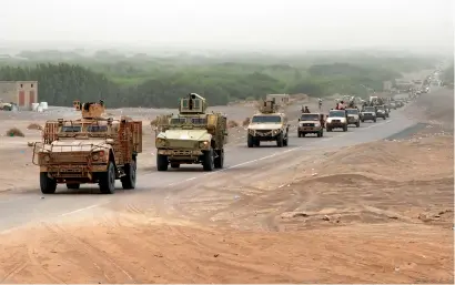  ?? AFP ?? A column of pro-government forces and armoured vehicles arrives in Al Duraihimi district, about 9km south of Hodeida airport. —