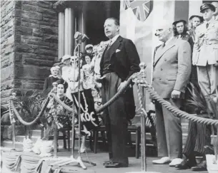  ?? HAMILTON PUBLIC LIBRARY COLLECTION ?? Gov.-General Viscount Alexander with Hamilton Mayor Sam Lawrence at Hamilton’s legitimate Centennial celebratio­n in 1946.