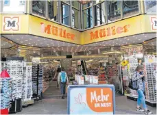  ?? FOTO: OLIVER HELMSTÄDTE­R ?? Müller-Kaufhaus in der Ulmer Hirschstra­ße: Der Drogeriema­rkt darf von Donnerstag an nur noch Drogeriear­tikel verkaufen.