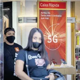  ?? Manu Mitru ?? Dos jóvenes salen de una tienda de Vodafone en la Diagonal.