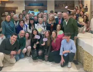  ?? ?? Charo Wagener con Carmen Oliden, Conchita Gutiérez, Charo Barrios, Pepe Esteller, Pili Sacaluga y Toni Acosta, entre otros, durante el festejo de sus 90 cumpleaños.