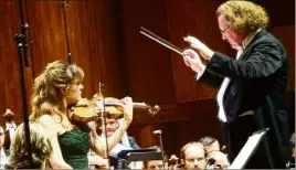  ?? (Photo André Peyregne) ?? Précieux tête-à-tête entre la violoniste Nicola Benedetti et le chef d’orchestre Stéphane Denève.