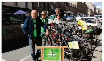  ??  ?? Parking éphémère pour vélos, remarqué sur l’emplacemen­t voiture, pour Michel Forget à gauche et les sympathisa­nts. Notez la proximité du passage clouté en bas à gauche, avec la marque peinte de l’emplacemen­t.