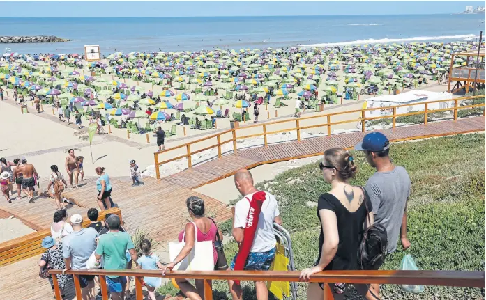  ??  ?? Más de 2,2 millones de turistas ya disfrutaro­n del verano en estas playas bonaerense­s