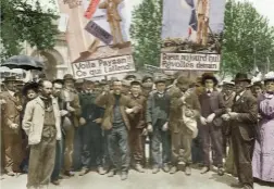  ??  ?? 26 mai 1907, à Carcassonn­e.
Après Narbonne et Béziers, près de 250000
personnes ont manifesté ce jour-là, amplifiant la « Révolte des gueux » (photo
colorisée).