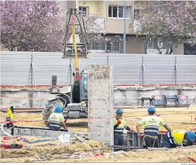  ?? JESÚS MARÍN ?? Los operarios ya trabajan sobre el terreno para levantar la torre de viviendas junto a los depósitos de tabaco.