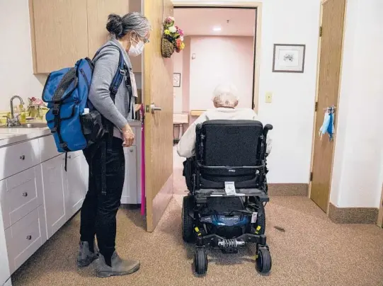  ?? ALISHA JUCEVIC/THE NEW YORK TIMES 2021 ?? A hospice patient and her palliative care doctor in Corvallis, Oregon.