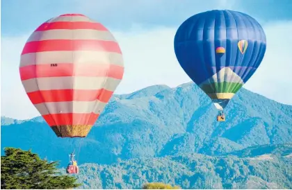  ?? Photo / Charles Bagnall ?? Hot air balloons over Horowhenua, pictured in Easter weekend 2016 with the Tararua Ranges in the background.