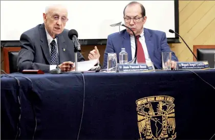  ??  ?? José Pascual Buxó, acompañado de Miguel Ángel Castro, ayer, en el Instituto de Investigac­iones Bibliográf­icas, donde dictó la conferenci­a magistral Juan Rulfo: los principios de una nueva poética narrativa ■ Foto Marco Peláez