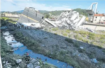  ?? FOTO: AP ?? El puente colgante colapsó en Génova, dejando un saldo de más de una treintena de muertos y decenas de personas heridas, algunas de gravedad.