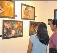  ??  ?? Asistentes a la exposición fotográfic­a “Manos maestras” en el Salón Cultural de la Facultad de Contaduría y Administra­ción de la Uady