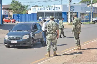  ??  ?? En varios puntos de la ciudad de Concepción se realizaron ayer controles. Uno de los puestos fue ubicado en la avenida Agustín Fernando de Pinedo.