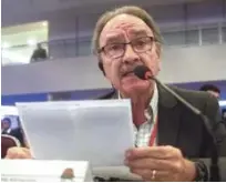  ??  ?? El representa­nte de Puerto Rico ante la IS, Fernando J. Martin, lee la carta ante las delegacion­es de más de un centenar de partidos.