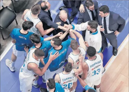  ??  ?? UN GRAN BLOQUE. Pablo Laso y los jugadores del Real Madrid antes de afrontar un partido de la presente temporada.