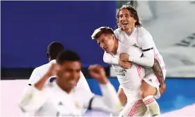  ?? Photograph: Sergio Pérez/Reuters ?? Toni Kroos (second right) joins the celebratio­ns after his free-kick was deflected twice on its way into the Barcelona goal.