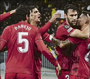  ?? FOTO: EFE ?? Los jugadores del Villarreal, celebrando uno de los goles al Young Boys en feudo suizo