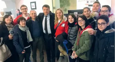  ??  ?? Foto di gruppo. I ragazzi del progetto «In viaggio per guarire» con Matteo Renzi a Napoli