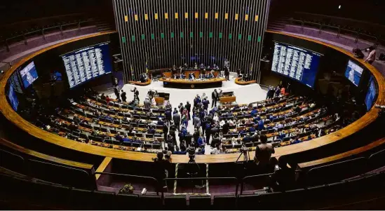  ?? Sergio Lima/AFP ?? O plenário da Câmara dos Deputados durante a eleição da nova Mesa Diretora da Casa, nesta segunda (1º)