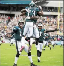  ?? RICK KAUFFMAN — DIGITAL FIRST MEDIA ?? Teammates congratula­te Nelson Agholor on his 72-yard touchdown reception from quarterbac­k Carson Wentz. Agholor had 4 receptions for 93 yards and a TD.