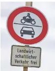  ??  ?? Mit diesen Schildern soll der Verkehr ferngehalt­en werden.