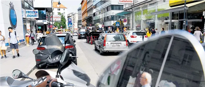  ??  ?? Die Rotenturms­traße in der Wiener Innenstadt soll eine Begegnungs­zone werden. Dadurch sollen vor allem die Fußgänger mehr Platz zur Verfügung haben.