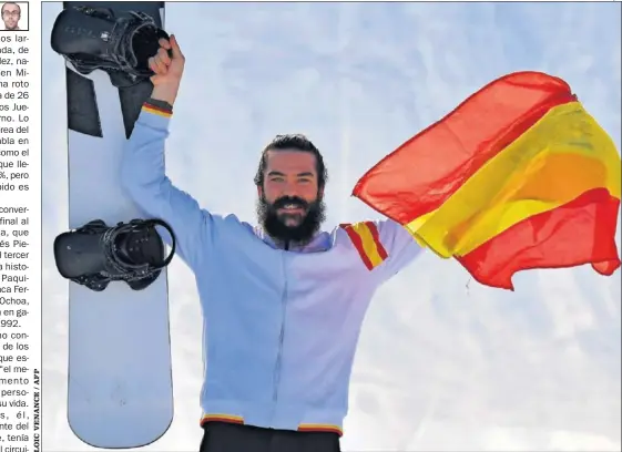  ??  ?? GENIO CON LA TABLA. Regino Hernández celebra su medalla con la bandera de España: pura felicidad en la nieve.