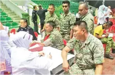  ??  ?? Soldiers having their blood type screened during the ‘Blood Campaign for Cancer’ program yesterday.