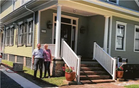  ?? Diane Cowen / Houston Chronicle ?? Hilary and JoAnn Bellew re-create a photo taken of Hilary’s grandparen­ts when they built this Montrose home in 1909.