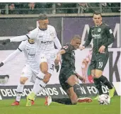  ?? FOTO: DPA ?? Der Frankfurte­r Gelson Fernandes (M.) im Zweikampf mit Karim Bellarabi (l.) aus Leverkusen, dem der Anschlusst­reffergela­ng. Rechts steht Frankfurts­Filip Kostic.