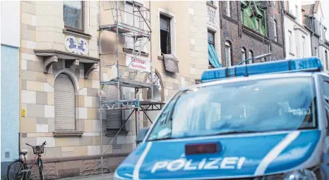  ?? FOTO: DPA ?? Die ausgebrann­te Wohnung in der gesperrten Sedanstraß­e: Hier tötete Marcel H. sein zweites Opfer.