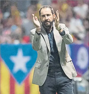  ?? FOTO: PERE PUNTÍ ?? Pablo Machín aplaude la actitud de sus jugadores en un lance del partido ante el Barça