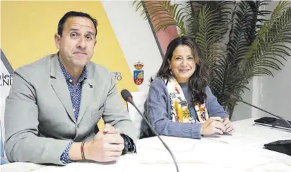  ?? EL PERIÓDICO ?? Celebració­n de rueda de prensa entre Eliabeth Medina, de Comercio, y Miguel Adámez, presidente de la empresa.