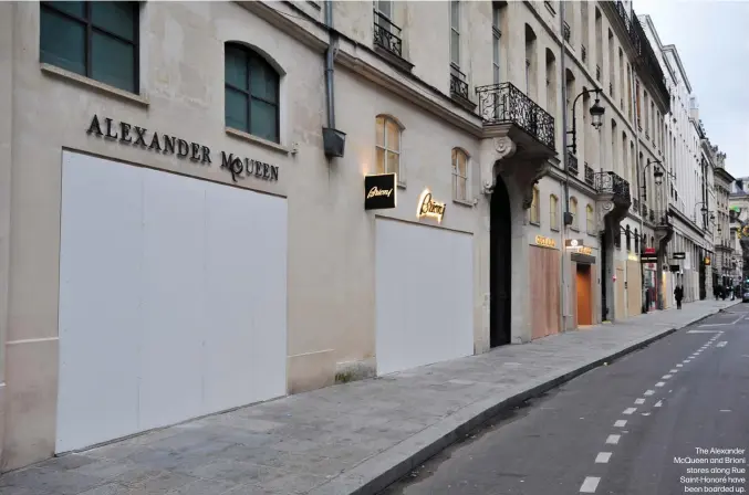  ??  ?? The Alexander McQueen and Brionistor­es along Rue Saint-Honoré havebeen boarded up.