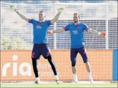  ??  ?? Grbic y Oblak, en un entrenamie­nto del Atlético.