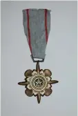  ?? ?? This obverse of a Vietnam Technical Service Medal is a Vietnam made example of a second class medal as indicated by two missing thin red stripes at the center of the ribbon.