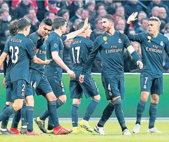  ??  ?? FESTEJO. El Real Madrid celebra el segundo gol anotado por Asensio.