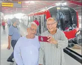  ??  ?? Two elderly persons share a selfie moment before boarding the Metro.