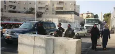  ?? (Marc Israel Sellem/The Jerusalem Post) ?? POLICE MAN a newly erected blockade in the Ras al-Amud neighborho­od of east Jerusalem yesterday.