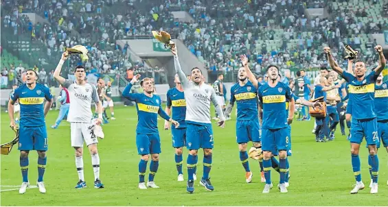  ?? MARCELO CARROLL / ENVIADO ESPECIAL ?? En San Pablo. Abila, Lampe, Buffarini, Tevez, Benedetto, Pérez y Villa celebran el 2-2 en el Allianz Parque.