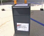  ?? ABC7 Los Angeles ?? Unofficial ballot drop boxes, like this one in Santa Clarita ( Los Angeles County), have been moved indoors by the California Republican party.