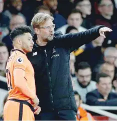  ?? — Reuters ?? Liverpool manager Juergen Klopp prepares to bring on Alex Oxlade-Chamberlai­n as a substitute.