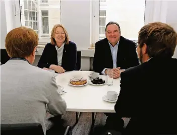  ?? RP-FOTO: ANDREAS PROBST ?? Gut gelaunt beim RP-Redaktions­gespräch: Bärbel Bas und Thomas Mahlberg in der Diskussion mit den RP-Redakteure­n Peter Klucken (vorne links) und Tim Harpers.