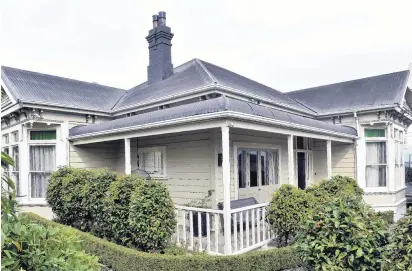  ?? PHOTOS: PETER MCINTOSH ?? In character . . . The owners of this Dunedin villa have renovated extensivel­y but been careful to retain the original features.