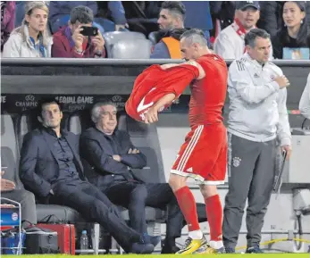  ?? FOTO: IMAGO. ?? Gleich wird Franck Ribéry sein Trikot in die Ecke gepfeffert haben. Bei Bayern hängt derzeit etwas der Haussegen schief. Man beachte auch den Gesichtsau­sdruck von Trainer Carlo Ancelotti (2. von li.).