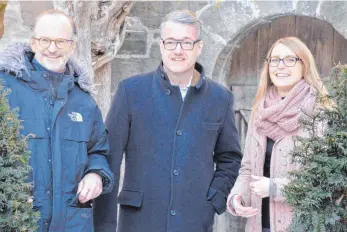  ?? FOTO: PETER TIPPL ?? Noch winterlich präsentier­te sich der Kreuzgang, dem Intendant Johannes Kaetzler, Bürgermeis­ter Patrick Ruh und Kulturbüro­leiterin Maria Wüstenhage­n (von links) einen Besuch abstattete­n. Mit Blick auf die Johanniski­rche, in der das Stück...