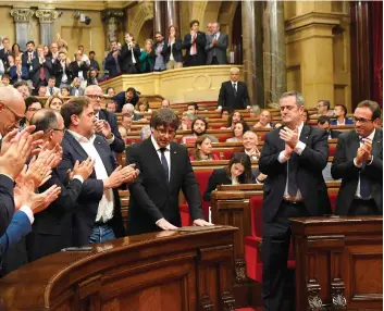  ??  ?? LUIS GENE | AFP Líder catalã Carles Puigdemont mantém a posição sem clarificar se saiu ou não de Espanha