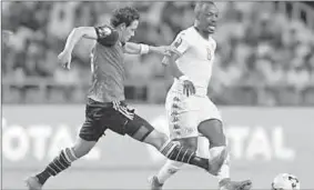  ??  ?? Een spelmoment uit de wedstrijd Egypte tegen Burkina Faso. (Foto: Nusport)
